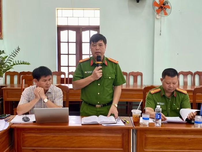 Đại diện Công an xã Đề Gi báo cáo về tình hình thực hiện các quy định của pháp luật về PCCC và cứu nạn tại địa bàn. Ảnh: Nhật Trường