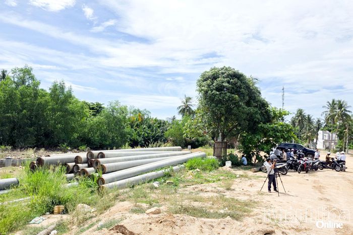 Nhà thầu tập kết vật tư để triển khai thi công ngay khi có mặt bằng.