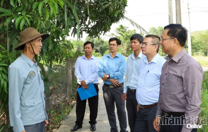 Ông Nguyễn Trung Dũng cùng cán bộ địa phương trực tiếp vận động người dân xã Hòa Trí đồng thuận bàn giao mặt bằng thực hiện dự án trọng điểm.