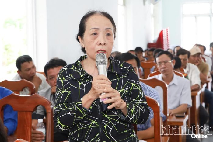 Người dân xã Cam Lâm nêu ý kiến tại buổi khảo sát tại Dự án Khu đô thị phức hợp Cam Thượng.