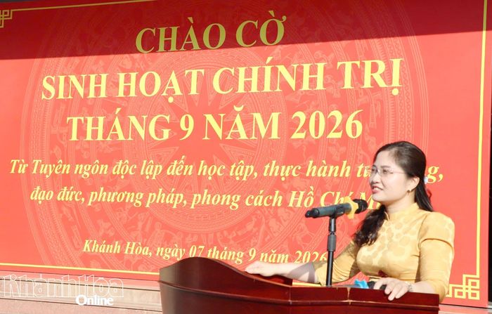 Lãnh đạo Trường Chính trị tỉnh phát biểu tại lễ chào cờ và sinh hoạt chính trị tháng 9.