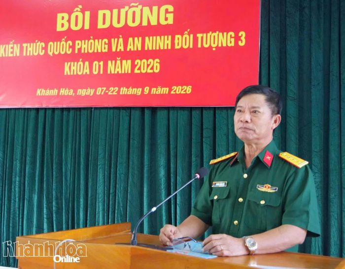 Đại tá Trương Thành Việt phát biểu khai mạc lớp bồi dưỡng tại trung tâm thuộc Trung đoàn Bộ binh 974. 