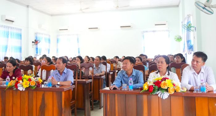 Các đại biểu tham dự khai giảng lớp bồi dưỡng.