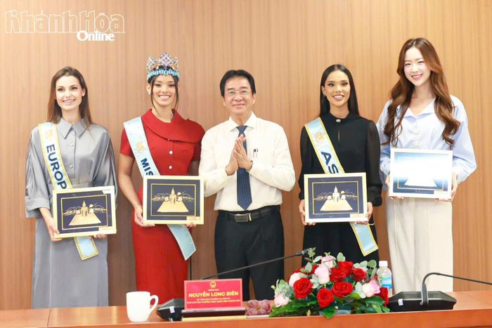 Đồng chí Nguyễn Long Biên tặng quà Hoa hậu Joheirry Mola Dominguez và các người đẹp đạt giải cao tại Miss World 2026.