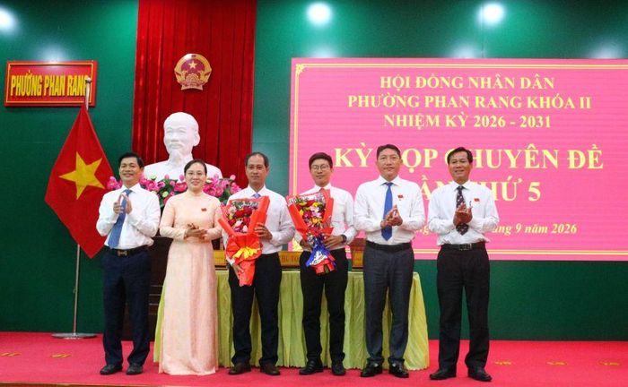 Lãnh đạo phường Phan Rang tặng hoa chúc mừng ông Lê Thanh Trọng và ông Nguyễn Quốc Thạo.