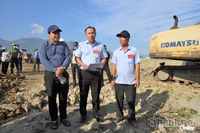 Đại diện phường Nam Nha Trang công bố quyết định cưỡng chế thu hồi đất của ông N.V.L.