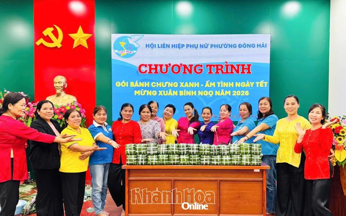 Hội Liên hiệp Phụ nữ phường Đông Hải tổ chức gói bánh chưng tặng người dân.