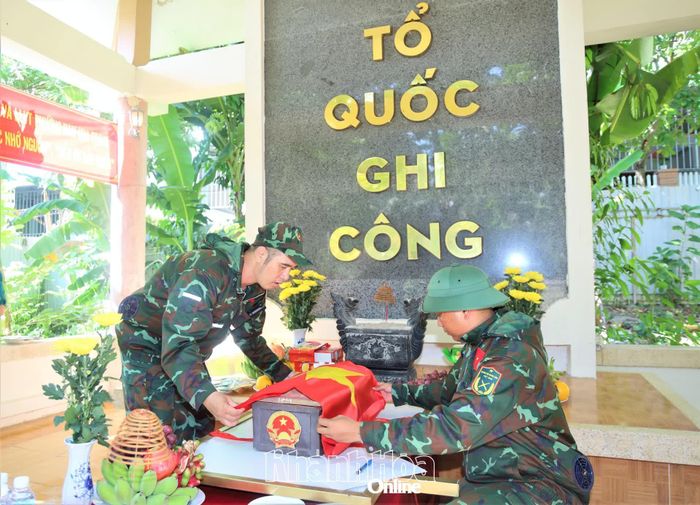 Nghi thức phủ Quốc kỳ lên hài cốt liệt sĩ.