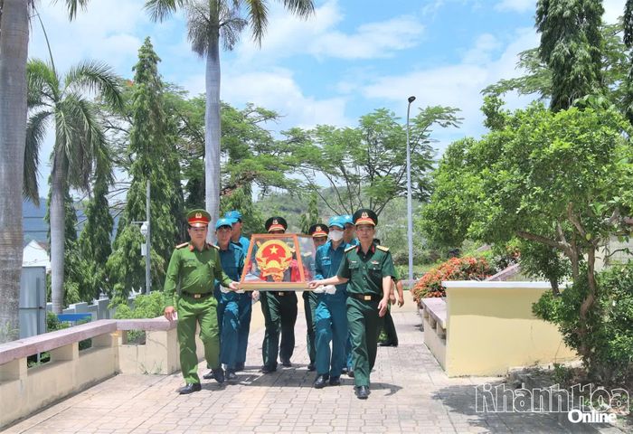 Lực lượng chức năng đưa hài cốt liệt sĩ đến Nghĩa trang Liệt sĩ Hòn Dung.
