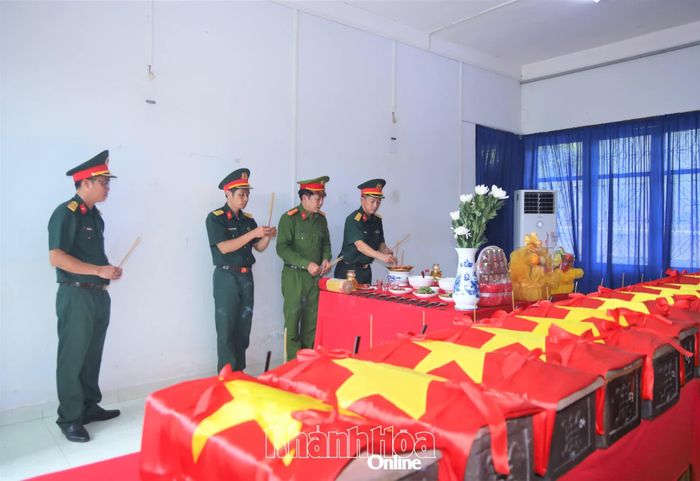 Đoàn đại biểu phường Nam Nha Trang dâng hương tại Nghĩa trang Liệt sĩ Hòn Dung.