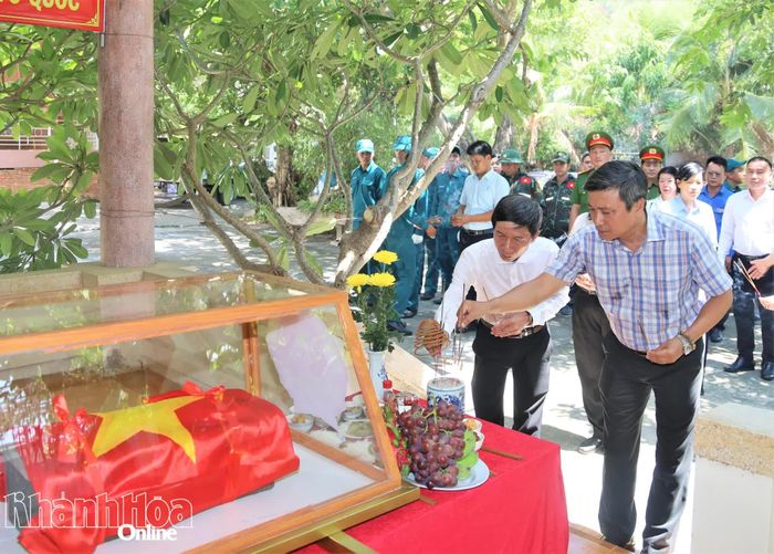 Lãnh đạo phường dâng hương tưởng niệm các liệt sĩ.