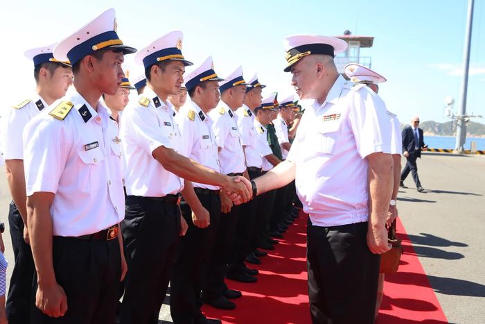 Đoàn Hải quân Việt Nam đón đoàn Tàu huấn luyện Perekop.