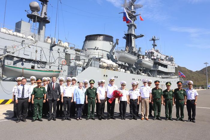 Hai bên chụp ảnh lưu niệm.