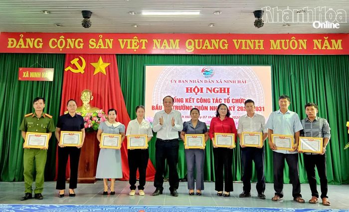 Lãnh đạo xã Ninh Hải tặng giấy khen cho các tập thể có thành tích trong cuộc bầu cử.