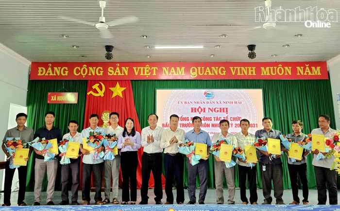Lãnh đạo xã Ninh Hải trao quyết định cho các trưởng thôn.