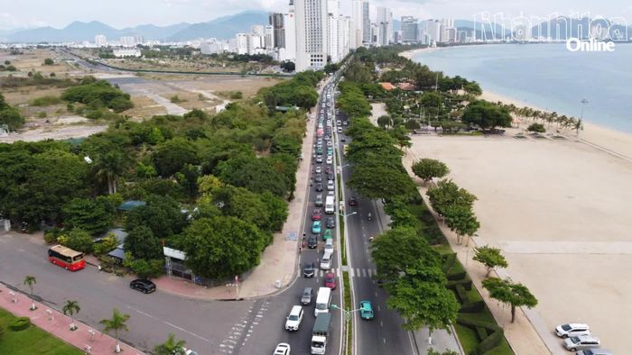 Tuyến đường Trần Phú, phường Nha Trang vào giờ cao điểm.