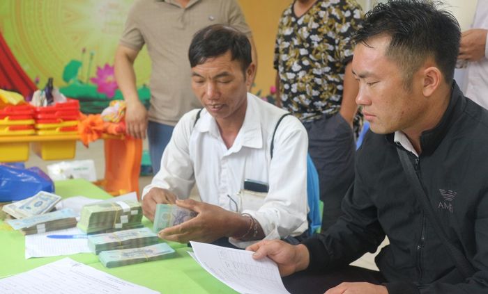 Người dân xã Tả Lèng nhận tiền dịch vụ môi trường rừng năm 2025.