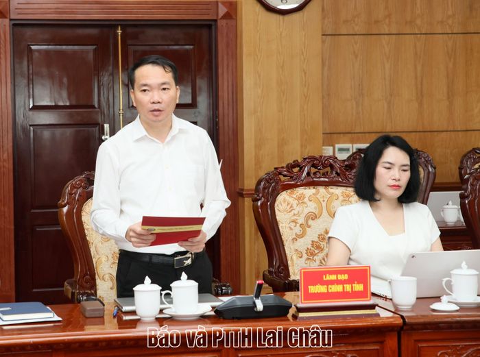 Hiệu trưởng Trường Chính trị tỉnh báo cáo tình hình thực hiện nhiệm vụ tại buổi làm việc. 