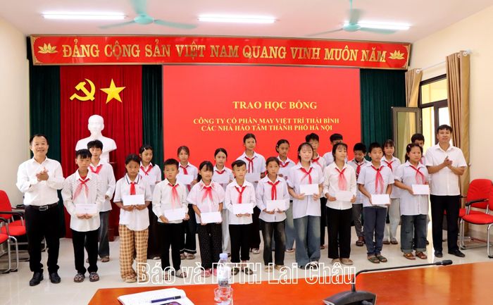 Các đồng chí lãnh đạo Đảng ủy, UBND xã Pa Tần và ban giám hiệu các trường tặng quà cho học sinh có hoàn cảnh khó khăn trên địa bàn.
