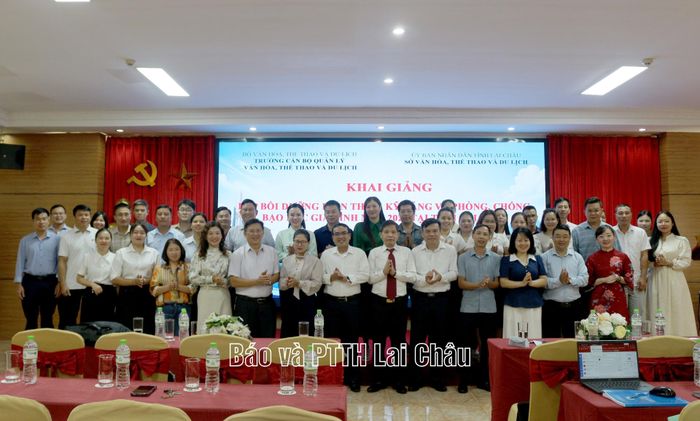 Các đại biểu chụp ảnh lưu niệm với học viên.