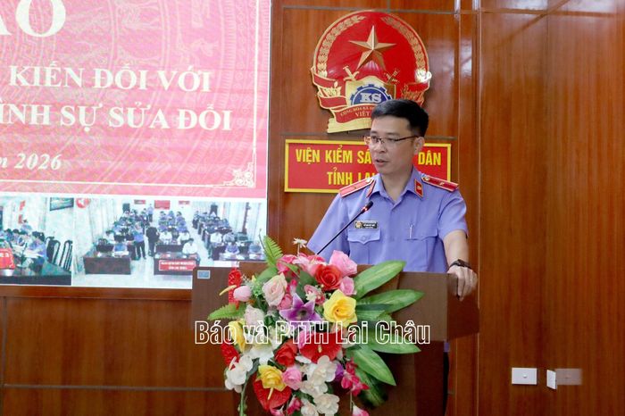 Đồng chí Đỗ Quyệt Quế - Viện trưởng VKSND tỉnh phát biểu khai mạc hội thảo.