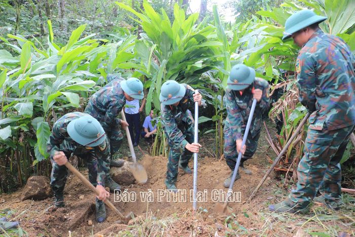 Các chiến sĩ tích cực tìm kiếm hài cốt liệt sĩ.