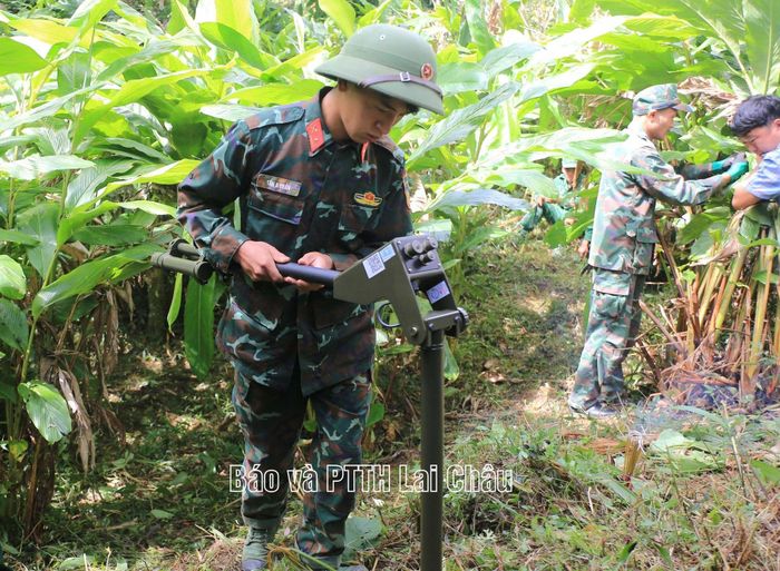 Các chiến sĩ áp dụng máy dò công nghệ cao để tìm kiếm hài cốt liệt sĩ.