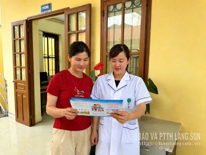 Cán bộ Trạm Y tế xã Khánh Khê tuyên truyền về sức khoẻ sinh sản cho phụ nữ