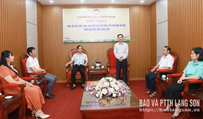 Lãnh đạo Ủy ban MTTQ Việt Nam tỉnh phát biểu tại buổi tiếp nhận