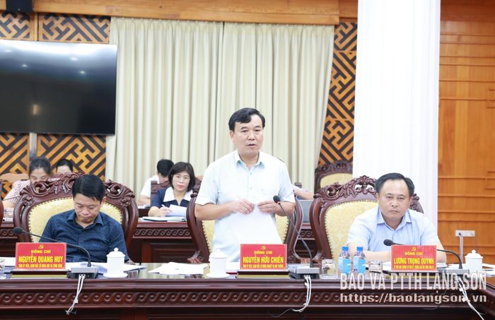 Lãnh đạo Sở Nông nghiệp và Môi trường báo cáo tại hội nghị