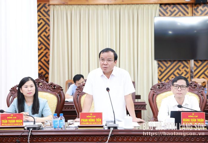 Đồng chí Phan Hồng Tiến, Ủy viên Ban Thường vụ Tỉnh ủy, Giám đốc Sở Tài chính phát biểu tại hội nghị