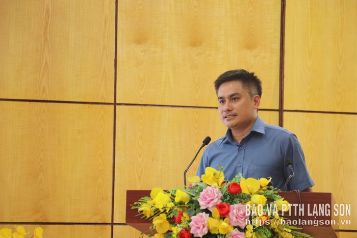 Đại diện đơn vị tư vấn trình bày các nội dung tại hội nghị