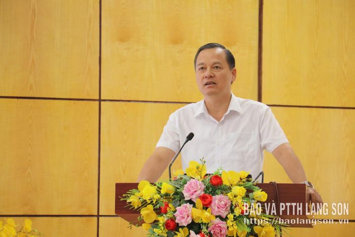 Đồng chí Phùng Quang Hội, Uỷ viên Ban Thường vụ Tỉnh uỷ, Bí thư Đảng uỷ, Chủ tịch HĐND phường Đông Kinh phát biểu chỉ đạo tại hội nghị