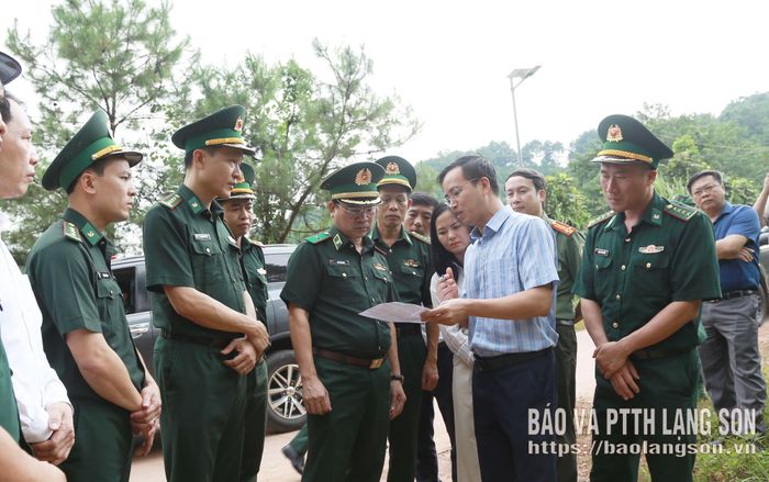 Đoàn khảo sát tại khu vực lối thông quan Co Sa - Nà Ủ