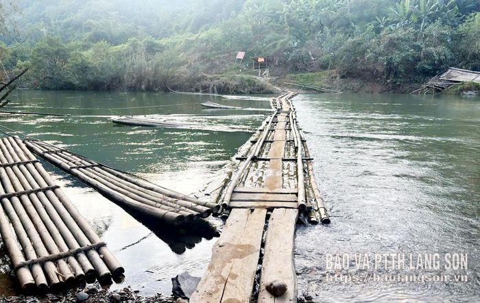 Cây cầu tạm được người dân thôn Bản Mè, xã Thiện Hòa làm để đi lại qua sông Bắc Giang