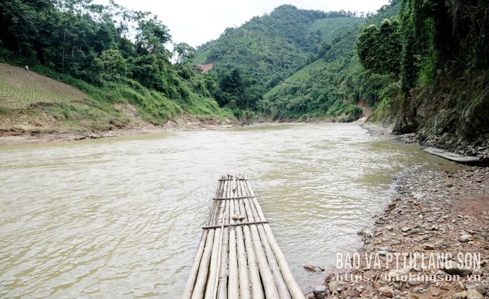 Những chiếc bè mảng học sinh ở xóm Soong Phụ thường sử dụng để qua sông