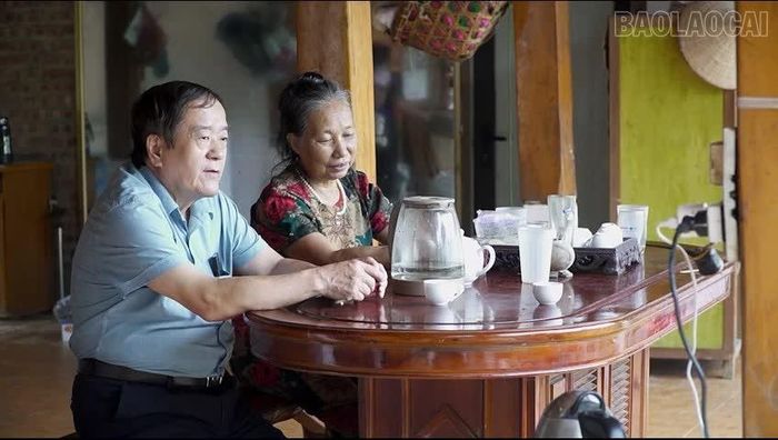 Ông Cứ A Hồng - Chủ tịch Hội Người cao tuổi xã Mù Cang Chải (bên phải), thăm hỏi hội viên làm kinh tế giỏi.