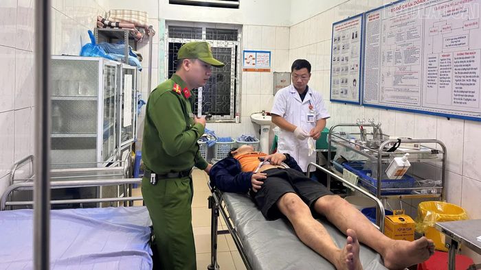 Công an xã Văn Bàn kịp thời đưa nạn nhân đến bệnh viện cấp cứu.