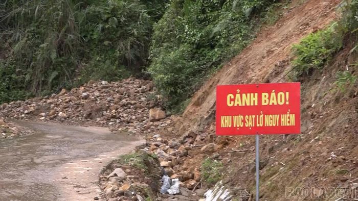 Xã Trạm Tấu cắm biển cảnh báo tại các khu vực có nguy cơ sạt lở cao.