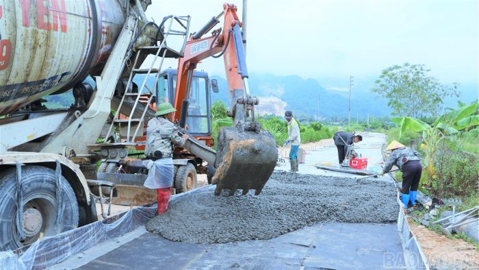 Dự án đường Hoàng Văn Thụ ( đoạn nối đường Phạm Văn Đồng và Tỉnh lộ 170) đang đổ bê tông.