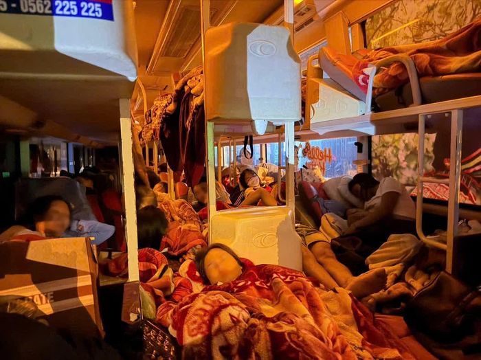 Qua kiểm tra, lực lượng chức năng xác định trên xe có 55 người, trong khi phương tiện chỉ được phép chở 42 người, vượt 13 hành khách so với quy định.