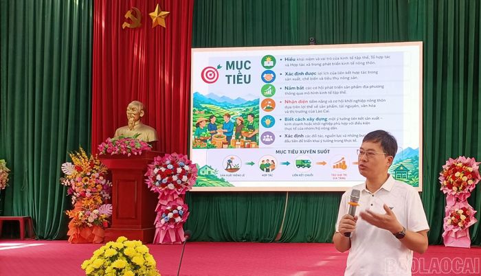  PGS, TS Hồ Ngọc Sơn - Phó Viện trưởng Viện Lâm nghiệp và Phát triển bền vững, Trường Đại học Nông Lâm Thái Nguyên truyền đạt kiến thức tại hội nghị. 