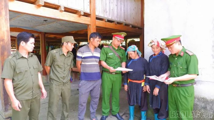 Cán bộ Công an xã Bản Liền tuyên truyền, phổ biến pháp luật cho đồng bào dân tộc thiểu số trên địa bàn.