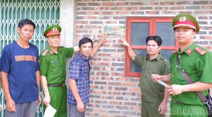 Cán bộ Công an xã Bản Liền treo biển tuyên truyền phòng, chống ma túy tại các khu vực trọng điểm trên địa bàn.
