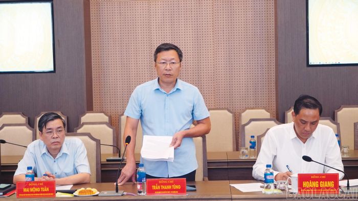 Đại diện đoàn giám sát thông qua dự thảo báo cáo kết quả giám sát.