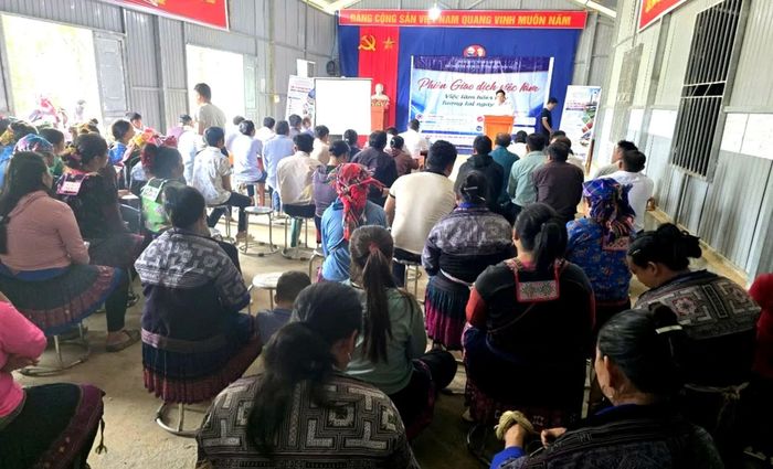 Trung tâm Dịch vụ tổng hợp nội vụ đưa thông tin thị trường lao động đến với người dân ngay tại cơ sở.