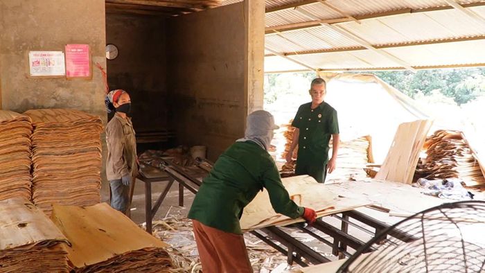 Ông Khang thường xuyên trao đổi, hướng dẫn người lao động trong quá trình sản xuất.