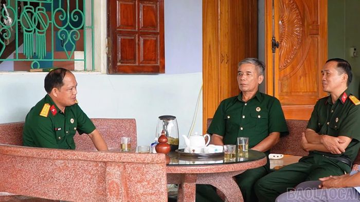 Cựu chiến binh Nguyễn Đức Khang (giữa) phát huy phẩm chất Bộ đội Cụ Hồ trong phát triển kinh tế gia đình.