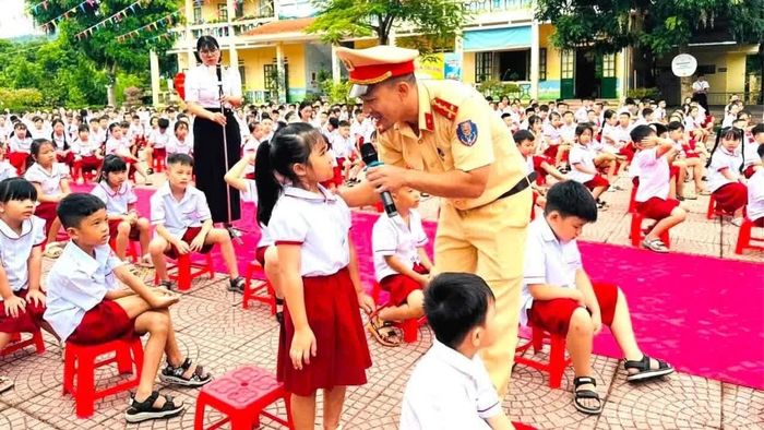 Các em học sinh hăng hái tham gia phần hỏi đáp trực tiếp để củng cố kiến thức.