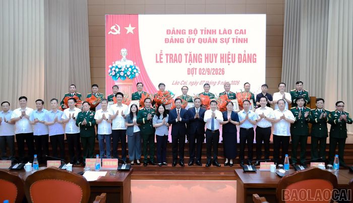 Bí thư Tỉnh ủy Dương Quốc Huy cùng các đồng chí Thường trực Tỉnh ủy; Thường vụ Tỉnh ủy và lãnh đạo các ban, sở, ngành tặng hoa chúc mừng các đồng chí được trao tặng Huy hiệu Đảng.